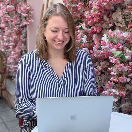 photo d'une femme utilisant son téléphone